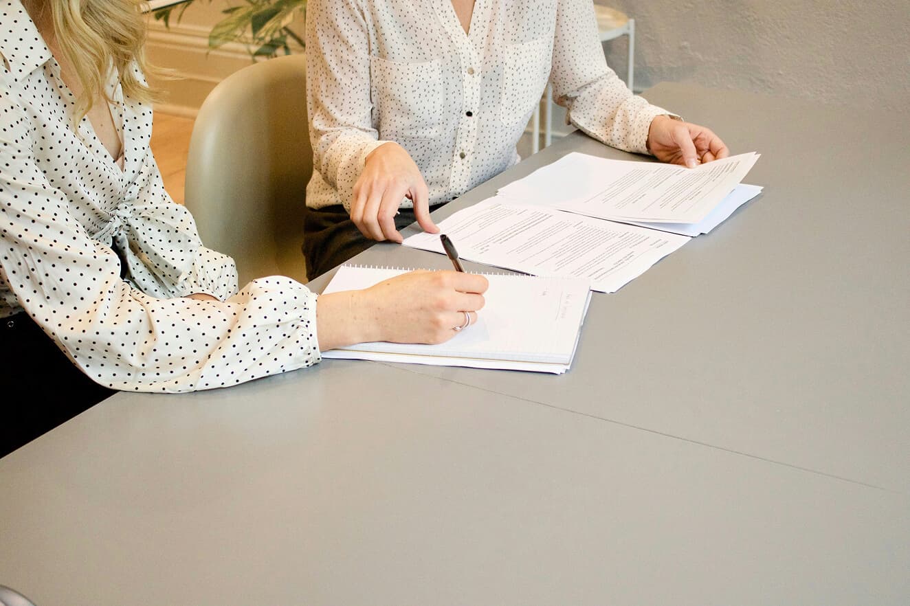 Personne signant des documents financiers pour la retraite